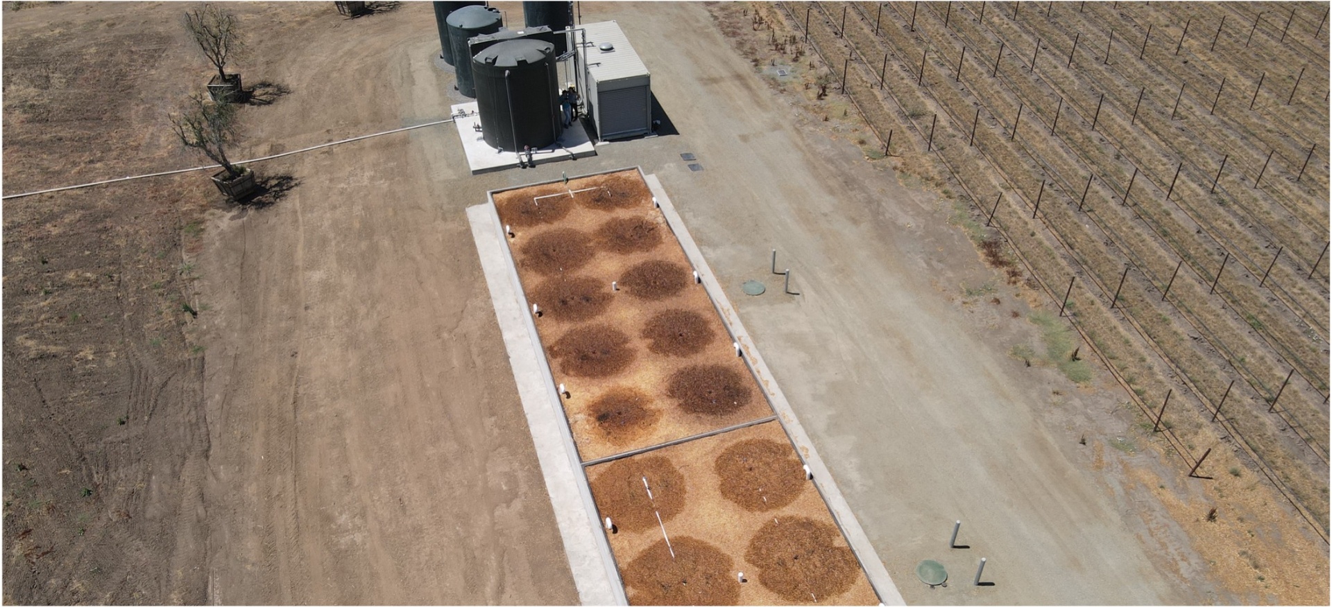 Vue aérienne d'une installation BIDA complète intégrée dans son environnement, bassins de biofiltration alignés