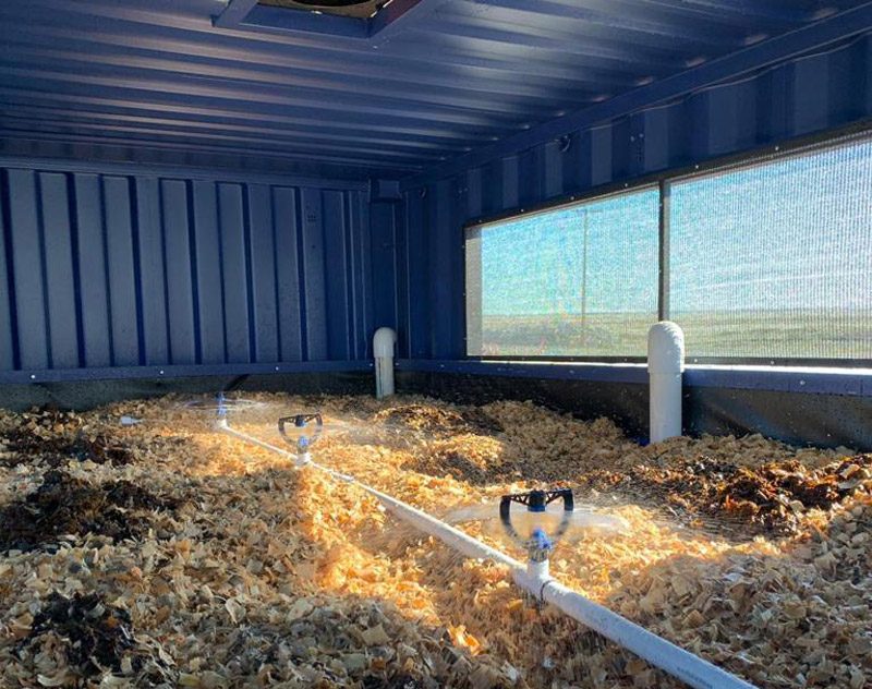 Rampe d'aspersion répartissant l'effluent à la surface du massif filtrant BIDA, dans une unité conteneurisée