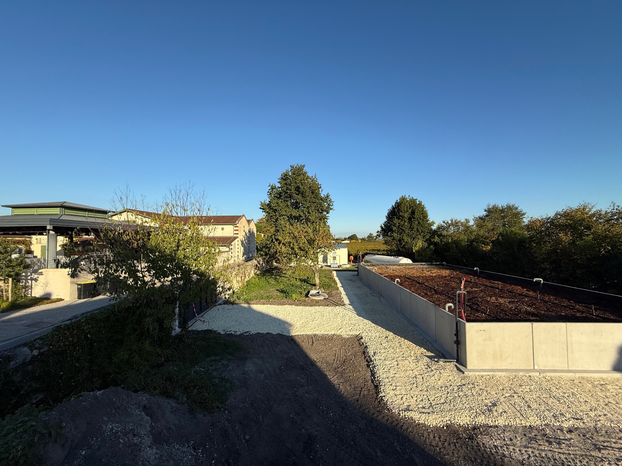 Vue d'ensemble d'une installation BIDA en appellation Margaux, intégrée au paysage viticole du Médoc